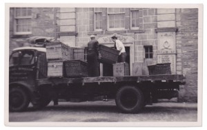 Kinloch Players unloading truck, 1950