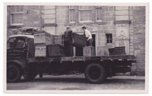 Kinloch Players unloading truck, 1950